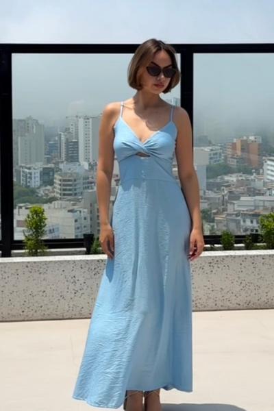 Hecho en tela Galia, una tela de estructura plana, suave y de caída ligera.

Tiene tiras regulables, escote con forro y espalda de panal de abeja que se amolda perfectamente a las tallas S-M
