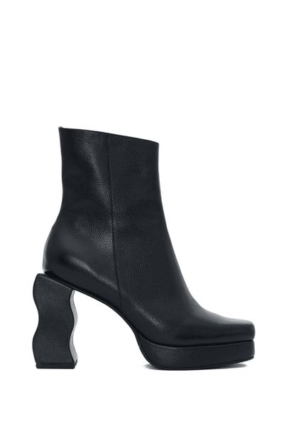 Nuestras botas Curva están hechas de 100% cuero y vienen en tonos vino, negro y marrón. Se destacan por diseño y taco único está inspirado en las formas orgánicas del rio amazonas.

Con su taco de 9 cm y plataforma , ofrecen altura y comodidad , ideales para caminar con seguridad y estilo durante todo el día. Perfectas para crear outfits con personalidad, presencia y mucha onda. Una pieza clave para tu armario esta temporada.

Material: 100% cuero
Altura de taco/plataforma: Taco de 9 cm / plataforma: 2 cm

Hechas a mano por artesanos peruanos
