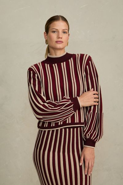 Confeccionado con una suave mezcla de algodón y poliéster. Su tela ofrece una ligera elasticidad y flexibilidad, adaptándose con gracia a tus movimientos sin sentirse rígida ni ajustada. Gracias a su textura ligera y respirable, es ideal para usar todo el día en cualquier estación. 


 

Este top es perfecto tanto para salidas casuales como para noches relajadas. Para conservar su calidad, se recomienda lavarlo en ciclo delicado con agua fría. Al secarlo, utiliza aire frío o déjalo secar al natural para mantener su forma y suavidad originales.

 

Esta prenda es muy delicada. Para evitar enganches, evita superficies ásperas y ten cuidado al usar joyas o carteras. Como las prendas tejidas pueden estirarse al colgarlas, se recomienda guardarlas dobladas.


 

La modelo mide 1.80 y está usando la talla SM en chompa y falda.

Medidas:

Talla SM

Busto:  80 cms

Cintura: 96 cms

Largo: 50 cms

 

Talla ML

Busto: 92 cms

Cintura: 102 cms

Largo: 52 cms
