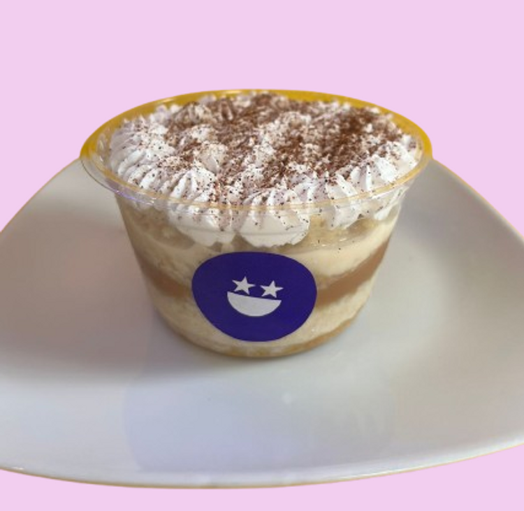 Delicioso bizcocho húmedo tres leches cubierto con una deliciosa cobertura de chantilly y canela espolvoreada. 
