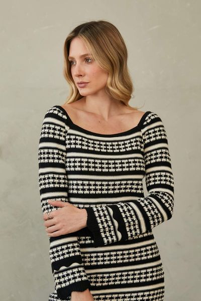 Confeccionado con una suave mezcla de algodón y poliéster. Su tela ofrece una ligera elasticidad y flexibilidad, adaptándose con gracia a tus movimientos sin sentirse rígida ni ajustada. Gracias a su textura ligera y respirable, es ideal para usar todo el día en cualquier estación. 


 

Este top es perfecto tanto para salidas casuales como para noches relajadas. Para conservar su calidad, se recomienda lavarlo en ciclo delicado con agua fría. Al secarlo, utiliza aire frío o déjalo secar al natural para mantener su forma y suavidad originales.

 

Esta prenda es muy delicada. Para evitar enganches, evita superficies ásperas y ten cuidado al usar joyas o carteras. Como las prendas tejidas pueden estirarse al colgarlas, se recomienda guardarlas dobladas.


 

La modelo rubia mide 1.75 y está usando la talla SM en chompa y falda.

La modelo de pelo castaño mide 1.80 y está usando la talla SM en chompa y falda.

 
