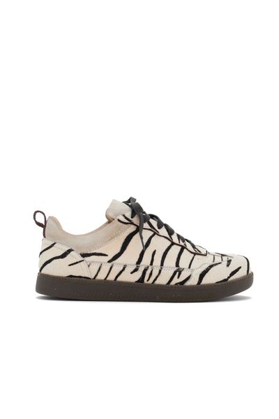 El animal print está de vuelta y más fuerte que nunca esta temporada. Nuestras nuevas zapatillas son la declaración de estilo que tu clóset necesita. Inspiradas en la energía salvaje y el espíritu libre de la ciudad, llegan en tres prints icónicos: vaca, cheetah y zebra, cada uno con una vibra única pero igual de cool.

Con un diseño urbano, cómodo y lleno de personalidad, estas zapas se convierten en tus mejores aliadas para el otoño-invierno 2025. Perfectas para destacar sin esfuerzo, combinar con outfits neutros o jugar con capas y texturas.

Material: 100% cuero
Altura de la suela/taco: 2.5 cm

Hechas a mano por artesanos peruanos
