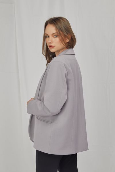 Estructura, elegancia y el toque de ‘oversize’ perfecto.

El blazer más high-end que puedes tener en tu closet. 

Una pieza única que definitivamente se convierte en la pieza ‘statement’ de tus looks.

Tiene dos bolsillos laterales y lleva forro. 

 
