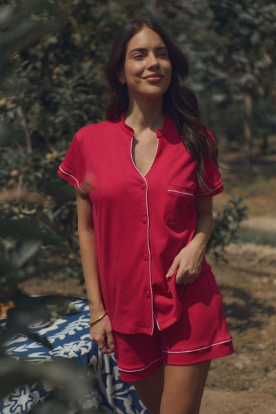 Nuestra pijama en un rojo berry intenso es pura vibra italiana con actitud. Hecha para sentirte cómoda y llena de energía, como un paseo por las callecitas de Roma al atardecer. Dulce, divertida y lista para tus noches de pijamada, risas y sueños que saben a dolce vita.

La modelo usa talla S.
