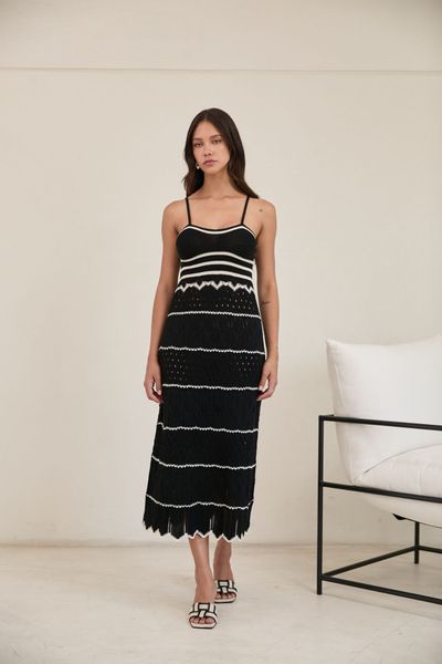 Confeccionado con una suave mezcla de algodón y poliéster. Su tela ofrece una ligera elasticidad y flexibilidad, adaptándose con gracia a tus movimientos sin sentirse rígida ni ajustada. Gracias a su textura ligera y respirable, es ideal para usar todo el día en cualquier estación. 


 

Este vestido es perfecto  tanto para salidas casuales como para noches relajadas. Para conservar su calidad, se recomienda lavarlo en ciclo delicado con agua fría. Al secarlo, utiliza aire frío o déjalo secar al natural para mantener su forma y suavidad originales.

 

Esta prenda es muy delicada. Para evitar enganches, evita superficies ásperas y ten cuidado al usar joyas o carteras. Como las prendas tejidas pueden estirarse al colgarlas, se recomienda guardarlas dobladas.


El tejido tiene lurex para darle ese brillo especial.

La modelo mide 1.75 y está usando la talla S en Vestido.

TALLA S
Largo 125
Busto 73/ Expande hasta 88
Cintura 70/ Expande hasta 86
Cadera 80/Expande hasta 100
TALLA M
Largo 125
Busto 74/ Expande hasta 92
Cintura 72/ Expande hasta 98
Cadera 84/ Expande hasta 102
TALLA L
Largo 125
Busto 76/ Expande hasta 94
Cintura 74/ Expande hasta 100
Cadera 86/ Expande hasta 104
