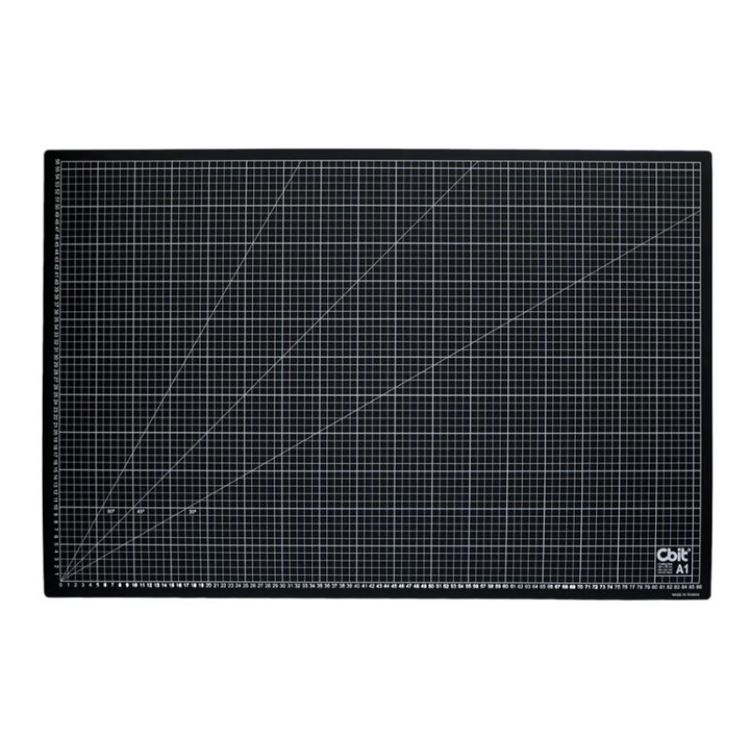 Una base de corte es la principal herramienta para un escrapero o crafter. Sirve, no solo para cortar con el cúter sin dañar la mesa, sino que la usamos como zona de trabajo para evitar manchar y dañar la mesa. 

Tamaño: A1 (57x42cm)
