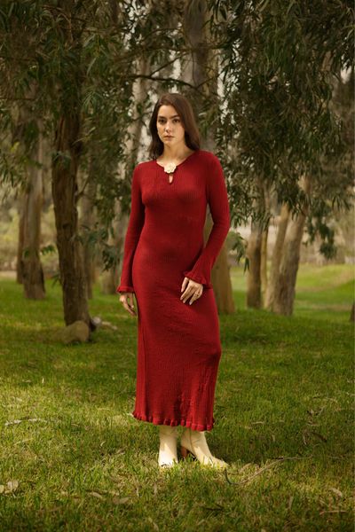 Petals Knit es un maxi vestido tejido de manga larga con un delicado punto de flores tipo tulipán que recorre todo el diseño. Su composición de 30% baby alpaca lo hace suave, abrigador y elegante, ideal para esos días en los que quieres sentirte especial.

Destaca por sus bobos en mangas y basta, que le aportan un toque romántico y movimiento sutil, mientras que una pequeña abertura en el pecho adornada con una flor tejida a mano lo convierte en una pieza única.

Perfecto para ocasiones especiales, momentos memorables y para recibir todos los halagos.

Disponible en colores beige y vino.
La modelo usa talla XS/S
