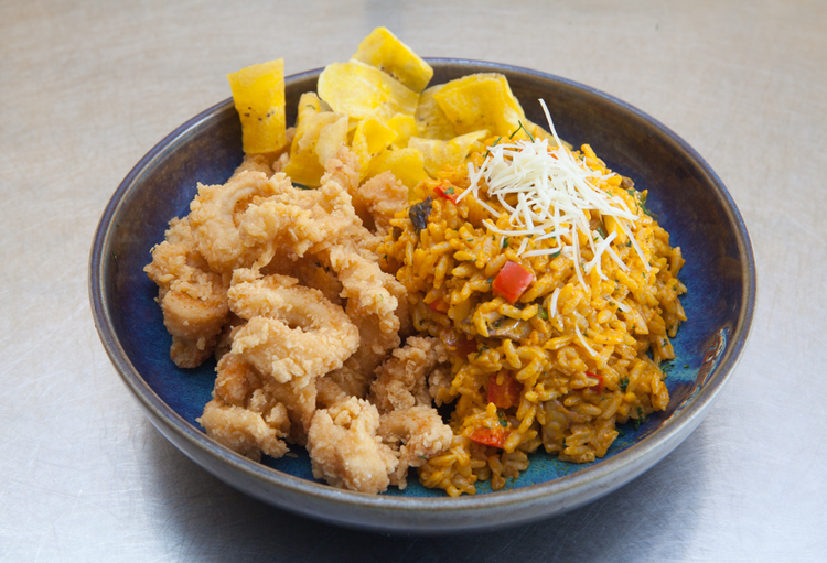 CROCANTES TROZOS DE POTA EMPANIZADOS ACOMPAÑADO DE ARROZ CON MARISCOS
