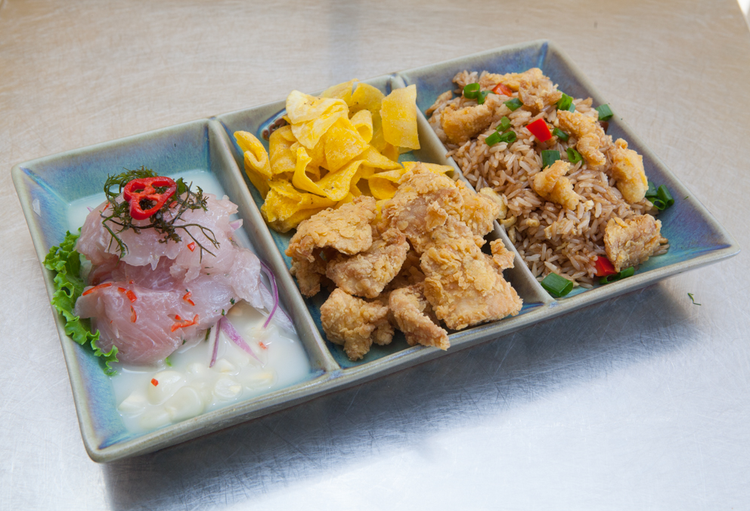 CEVICHE DE PESCADO ACOMPAÑADO DE CHAUFA DE PESCADO Y CRUJIENTES CHICHARRONES DE PESCADO
