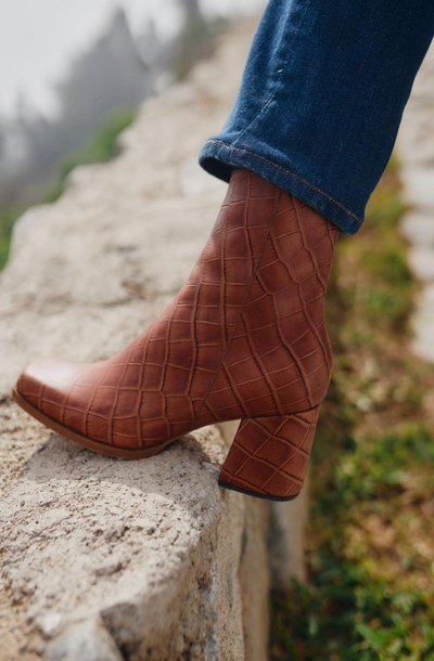 Nuestras botas se destacan por utilizar un cuero craquelado que busca representar la arquitectura incaica. Este cuero refleja la unión de las piedras en las distintas contrucciones. Nuestras botas de punta cuadrada serán tus elegidas en este invierno, con un tamaño de taco perfecto para usarlas a diario, sintiéndote cómoda, pero estilizada. Elegimos una paleta de colores neutral como el marrón , cremma , camel y negro, asi podrías combinarlas en cualquier ocasión.

Material: Botines de 100% cuero
Altura de la suela/taco: 7 cm
