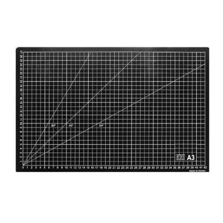 Una base de corte es la principal herramienta para un escrapero o crafter. Sirve, no solo para cortar con el cúter sin dañar la mesa, sino que la usamos como zona de trabajo para evitar manchar y dañar la mesa. 

Tamaño: A3 (42x27cm)
