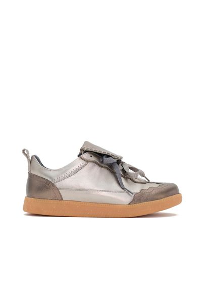 Nuestras nuevas zapatillas están hechas para destacar. Inspiradas en el ritmo de la ciudad y diseñadas para quienes marcan estilo, estas zapas combinan cuero y gamuza en tres combinaciones trendy: marrón, celeste y plateado. Su lengüeta larga, uno de los detalles más cool de esta temporada, le da un toque único y lleno de personalidad.

Son urbanas, versátiles y llenas de onda, el match perfecto para elevar cualquier outfit del día a día.

Material: Combinación de cuero con gamuza
Altura de la suela/taco: 2.5 cm

Hechas a mano por artesanos peruanos
