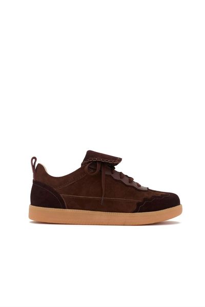 Nuestras nuevas zapatillas están hechas para destacar. Inspiradas en el ritmo de la ciudad y diseñadas para quienes marcan estilo, estas zapas combinan cuero y gamuza en tres combinaciones trendy: marrón, celeste y plateado. Su lengüeta larga, uno de los detalles más cool de esta temporada, le da un toque único y lleno de personalidad.

Son urbanas, versátiles y llenas de onda, el match perfecto para elevar cualquier outfit del día a día.

Material: Combinación de cuero con gamuza
Altura de la suela/taco: 2.5 cm

Hechas a mano por artesanos peruanos
