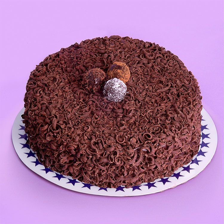 Torta con tres capas de bizcocho de chocolate con doble relleno y cobertura de fudge. Decorada con rulos de chocolate bitter.

Porciones: 12 a 14
