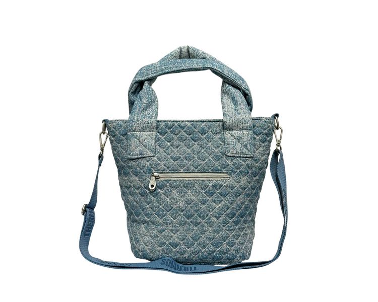 Características:


	Material interior térmico y exterior resistente.
	Moderno diseño y color en tendencia.
	Modelo con asa regulable que facilita el transporte.
	Incluye bolsillo delantero.
	No retiene olores.


carteras
