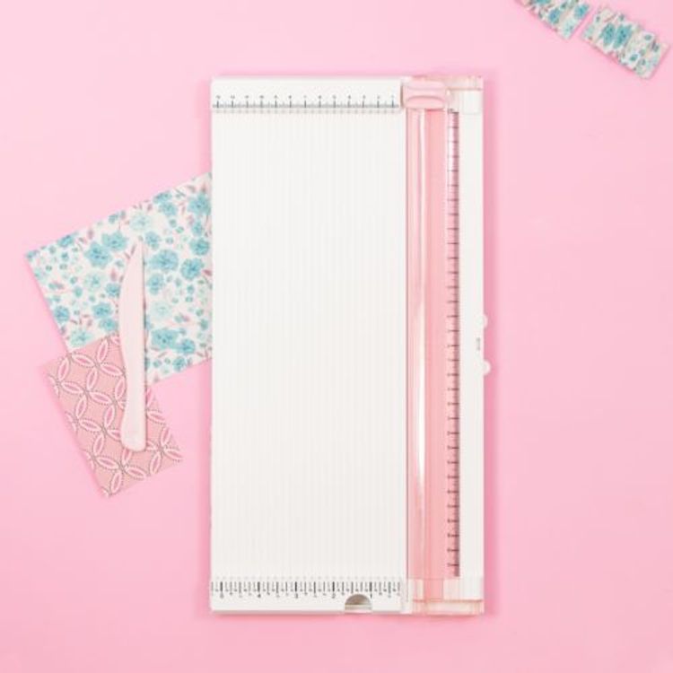 Esta guillotina ha sido especialmente diseñada para que puedas tener en una sola herramienta de corte y plegador.

La tabla de pliegue tiene las medidas de la regla superior en centimetros y de la inferior en pulgadas, las líneas del pliegue están en las medidas de centimetos.

 

 

 
