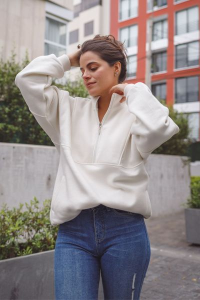 Hoodie oversize de manga larga y cierre en el cuello.

Material: 70% algodón 30% polyester

Medidas: 

Busto: XS/S (120cm) M/L (128m)
Cintura: XS/S (120cm) M/L (128m)
Largo: XS/S (68cm) M/L (70cm)
