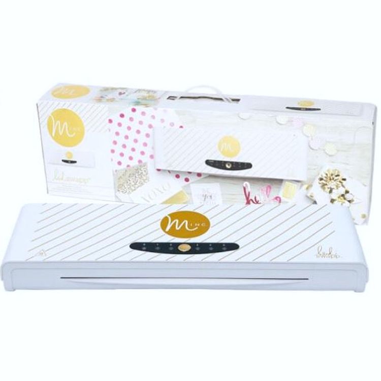 Laminadora Minc 12&quot; Rosada de Heidi Swapp

Con la laminadora podrás fabricar todo tipo de papeles, recortables y tarjetas con acabado foil.

Para ello sólo tenemos que combinar el foil del color que más nos guste con un diseño impreso en láser e insertarlo en nuestra máquina de calor MINC.

Podremos diseñar papeles estampados con un buen acabado además tarjetas, adornos, y crear un sin fin de detalles para tus proyectos.

Ancho máximo:30*30 cm.

Accesorios Incluidos :

Transfer folder (30x30cm) para aplicar el foil.
- Foil dorado (15x30cm).
- 3 diseños en forma de tag.
- Libro de instrucciones.
Ancho máximo: 30x30cm.

De 220v.

 

 

   
