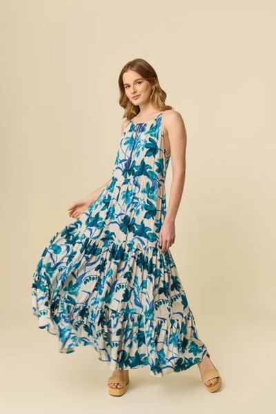 Hecho de challis, presenta un diseño fluido con un ajuste relajado que cae suavemente sobre el cuerpo. Las tiras ajustables con detalles de pompom añaden un toque chic y desenfadado, mientras que el escote en "V" y los detalles fruncidos le dan una sensación etérea y femenina. Ideal para paseos de verano o escapadas al aire libre, es una opción cómoda para cualquier ocasión.
