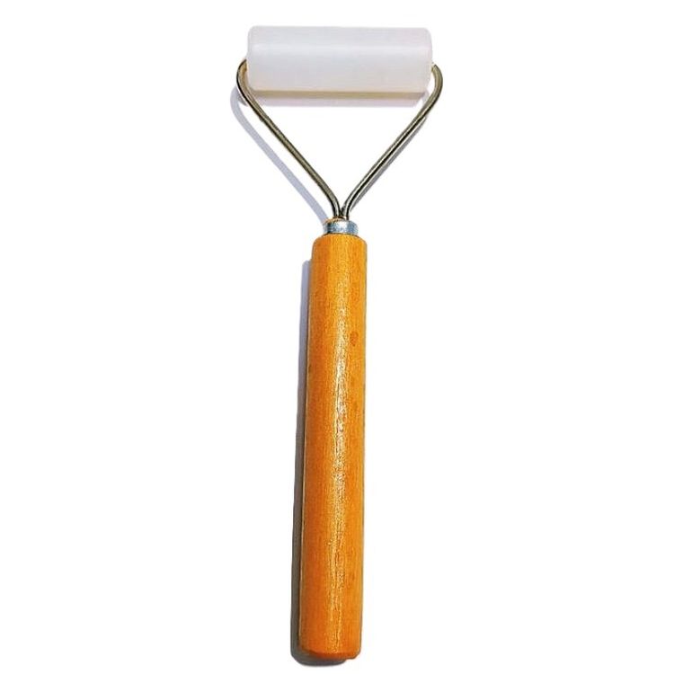 Rodillo de T- Flon , ideal para usarlo en todo tipo de proyectos scrapboking, cartonaje, tarjetería y otras manualidades.

Rodillo: 4.8 cm
