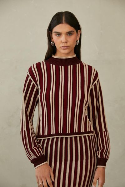 Confeccionado con una suave mezcla de algodón y poliéster. Su tela ofrece una ligera elasticidad y flexibilidad, adaptándose con gracia a tus movimientos sin sentirse rígida ni ajustada. Gracias a su textura ligera y respirable, es ideal para usar todo el día en cualquier estación. 


 

Este top es perfecto tanto para salidas casuales como para noches relajadas. Para conservar su calidad, se recomienda lavarlo en ciclo delicado con agua fría. Al secarlo, utiliza aire frío o déjalo secar al natural para mantener su forma y suavidad originales.

 

Esta prenda es muy delicada. Para evitar enganches, evita superficies ásperas y ten cuidado al usar joyas o carteras. Como las prendas tejidas pueden estirarse al colgarlas, se recomienda guardarlas dobladas.


 

La modelo mide 1.80 y está usando la talla SM en chompa y falda.

Medidas:

Talla SM

Busto:  80 cms

Cintura: 96 cms

Largo: 50 cms

 

Talla ML

Busto: 92 cms

Cintura: 102 cms

Largo: 52 cms
