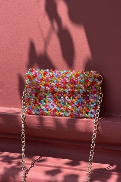 Cartera hecha de cuentas acrilicas
