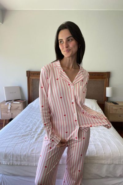 Nuestra Pij de algodón pima extra suave, ideal para descansar con total comodidad. Su diseño de rayas y pequeños corazones le da un toque romántico y divertido. Perfecto para noches relajadas, mañanas sin prisas y llenas de encanto. 
