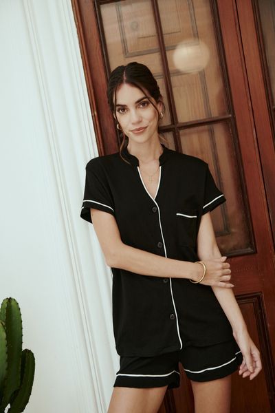 La clásica de clásicas en Simoné vuelve para quedarse! Aman tanto este modelo que hemos decidido que sea uno permanente en la marca. El cuellito abierto, la frescura del algodón pima y el fit relajado de nuestra pijama, hacen que sea la elección perfecta para este verano!
