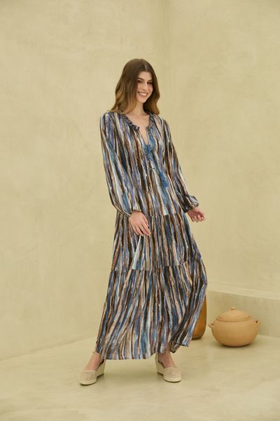 Maxi vestido holgado, la falda es en tiempos y tiene vuelo, lleva detalle fruncido de ‘bobito’ en el contorno del cuello y ojalillos metálicos que cruzan los pompones hechos a mano a tono del color del print. Las mangas son bombachas y tienen elástico.

Std: 
Largo: 128cm
Largo de manga: 60cm
Contorno de busto: 104cm
Contorno de cintura: 80cm
Contorno de cadera: 98cm
