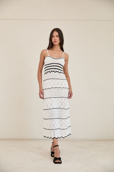 Confeccionado con una suave mezcla de algodón y poliéster. Su tela ofrece una ligera elasticidad y flexibilidad, adaptándose con gracia a tus movimientos sin sentirse rígida ni ajustada. Gracias a su textura ligera y respirable, es ideal para usar todo el día en cualquier estación. 


 

Este vestido es perfecto  tanto para salidas casuales como para noches relajadas. Para conservar su calidad, se recomienda lavarlo en ciclo delicado con agua fría. Al secarlo, utiliza aire frío o déjalo secar al natural para mantener su forma y suavidad originales.

 

Esta prenda es muy delicada. Para evitar enganches, evita superficies ásperas y ten cuidado al usar joyas o carteras. Como las prendas tejidas pueden estirarse al colgarlas, se recomienda guardarlas dobladas.


El tejido tiene lurex para darle ese brillo especial.

La modelo mide 1.75 y está usando la talla S en Vestido.

TALLA S
Largo 125
Busto 73/ Expande hasta 88
Cintura 70/ Expande hasta 86
Cadera 80/Expande hasta 100
TALLA M
Largo 125
Busto 74/ Expande hasta 92
Cintura 72/ Expande hasta 98
Cadera 84/ Expande hasta 102
TALLA L
Largo 125
Busto 76/ Expande hasta 94
Cintura 74/ Expande hasta 100
Cadera 86/ Expande hasta 104
