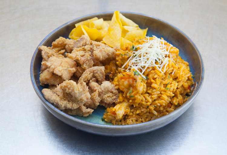 CROCANTES TROZOS DE PESCADO EMPANIZADOS ACOMPAÑADO DE ARROZ CON MARISCOS

