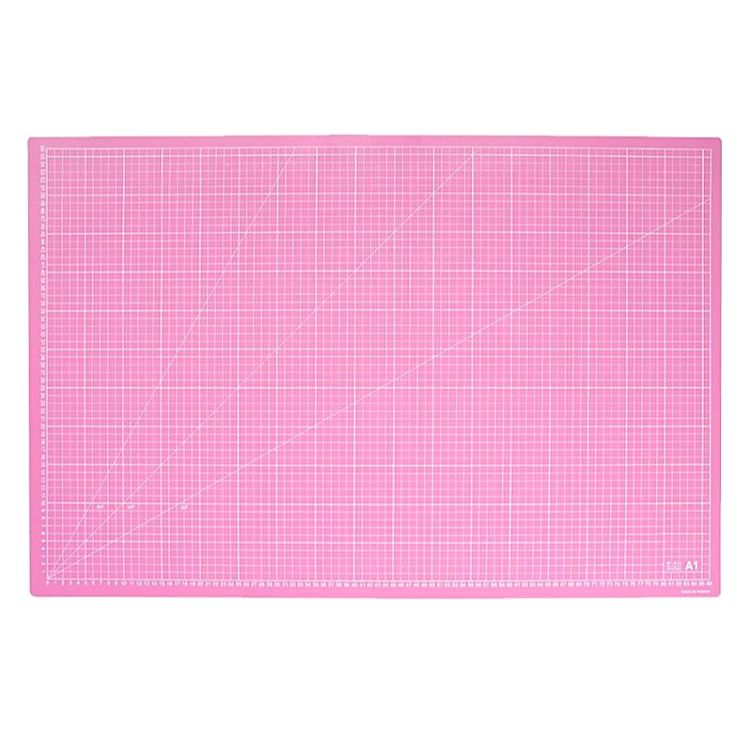 Una base de corte es la principal herramienta para un escrapero o crafter. Sirve, no solo para cortar con el cúter sin dañar la mesa, sino que la usamos como zona de trabajo para evitar manchar y dañar la mesa. 

Tamaño: A1 (86x56 cm)
