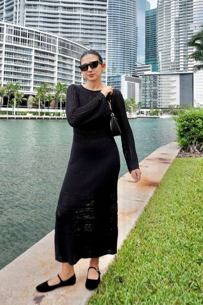 Preventa: envíos serán desde el 17 de setiembre.

Vestido tejido negro con un fit suelto que acentúa muy bien la figura de todas. Detalles de calado en la cintura, mangas y basta. Mangas acampanadas para dar un look increíble y atemporal!

Material: Tejido de algodón

Guía de tallas:
Talla S:
Sostén 32A a 34B
Contorno de cintura: 60 a 73 cms

Talla M:
Sosten 34B a 36B
Contorno cintura: 74 cms a 83 cms

Modelo usa talla Small en las fotos y mide 1.66.
