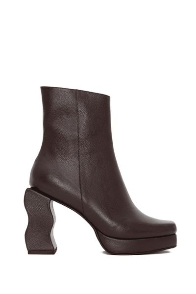 Nuestras botas Curva están hechas de 100% cuero y vienen en tonos vino, negro y marrón. Se destacan por diseño y taco único está inspirado en las formas orgánicas del rio amazonas.

Con su taco de 9 cm y plataforma , ofrecen altura y comodidad , ideales para caminar con seguridad y estilo durante todo el día. Perfectas para crear outfits con personalidad, presencia y mucha onda. Una pieza clave para tu armario esta temporada.

Material: 100% cuero
Altura de taco/plataforma: Taco de 9 cm / plataforma: 2 cm

Hechas a mano por artesanos peruanos
