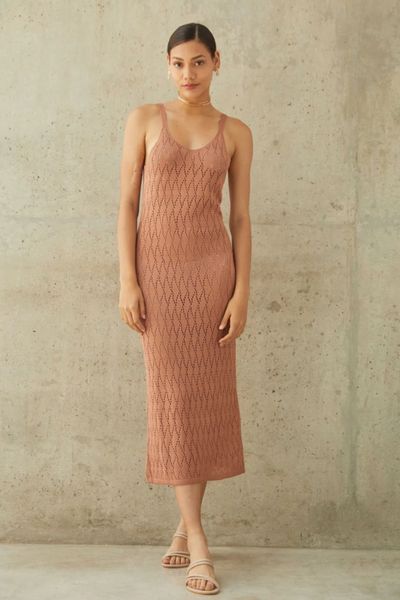 Vestido Tejido. Tank Dress midi, tejido en punto calado, tiene abertura en la espalda. Confeccionado en hilo tacto algodón.

Cuidados: Lavar a máquina con agua fría, ciclo corto. NO SECADORA.

Medidas:

Busto: 88 - 90 cm
	Cintura: 70 - 72 cm
	Largo total: 1.20 mts

