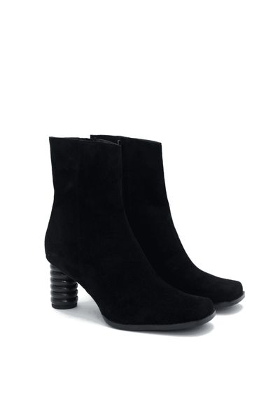 Nuestras botas Ruway anillos se destacan por su diseño y su distintiva punta cuadrada. Estas botas serán tus favoritas este invierno, esta vez tiene un taco con anillo barnizado de 7 cm, es el tamaño ideal. Súper cómodo, estable y con un toque único.

Disponibles en colores neutros —beige, marrón y negro— son versátiles y fáciles de combinar para cualquier ocasión.

Material: Botines 100% gamuza
Altura del taco: 7 cm

Hechos a mano por artesanos peruanos

