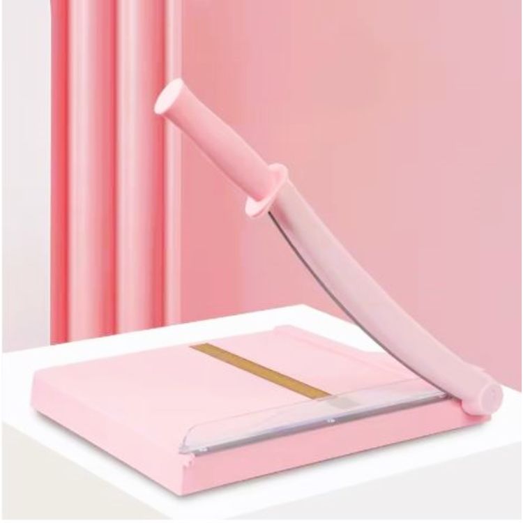 Guillotina 12" de excelente calidad, garantiza un corte preciso y perfecto. Tiene medidas en centimétros y pulgadas facilitando su uso.

Medida : 30.48 cm x 30.48 cm 
