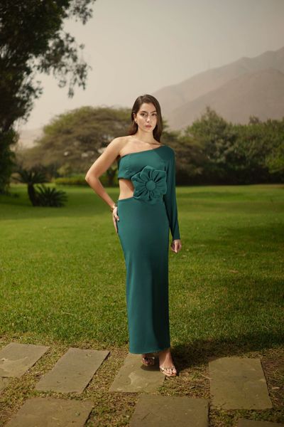 Moonflower es un vestido maxi de una manga, diseñado para ser la elección perfecta de una invitada de matrimonio o para un evento formal. El corte en la cintura estiliza la silueta, mientras que una flor lateral atrae todas las miradas y se convierte en el detalle protagonista.

Esta pieza es nuestra reinterpretación del icónico Alba Cut off, uno de nuestros best sellers, ahora con el encanto adicional de una manga que aporta un toque moderno y elegante perfecto para esta temporada.

Un diseño pensado para mujeres que desean destacar en momentos memorables.

La modelo usa talla S
