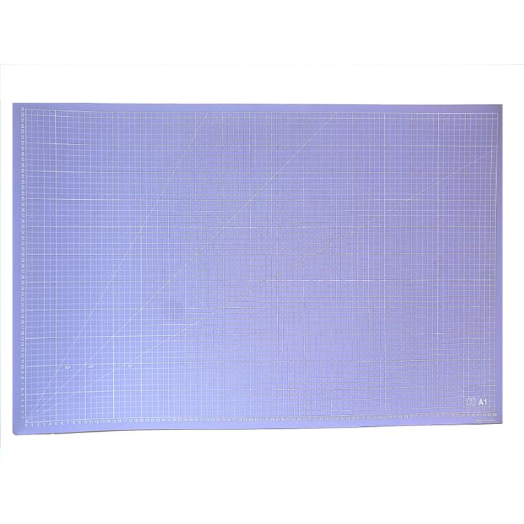 Una base de corte es la principal herramienta para un escrapero o crafter. Sirve, no solo para cortar con el cúter sin dañar la mesa, sino que la usamos como zona de trabajo para evitar manchar y dañar la mesa. 

Tamaño: A1 (86x56cm)
