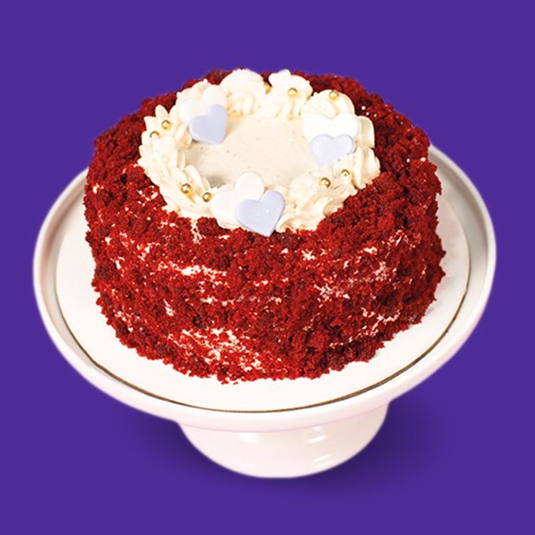 Deliciosa Minitorta red velvet rellena de queso crema y una capa de fudge, decorada con bizcocho red velvet y corazones de azúcar.
