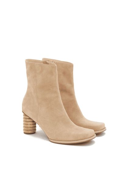 Nuestras botas Ruway anillos se destacan por su diseño y su distintiva punta cuadrada. Estas botas serán tus favoritas este invierno, esta vez tiene un taco con anillo barnizado de 7 cm, es el tamaño ideal. Súper cómodo, estable y con un toque único.

Disponibles en colores neutros —beige, marrón y negro— son versátiles y fáciles de combinar para cualquier ocasión.

Material: Botines 100% gamuza
Altura del taco: 7 cm

Hechos a mano por artesanos peruanos
