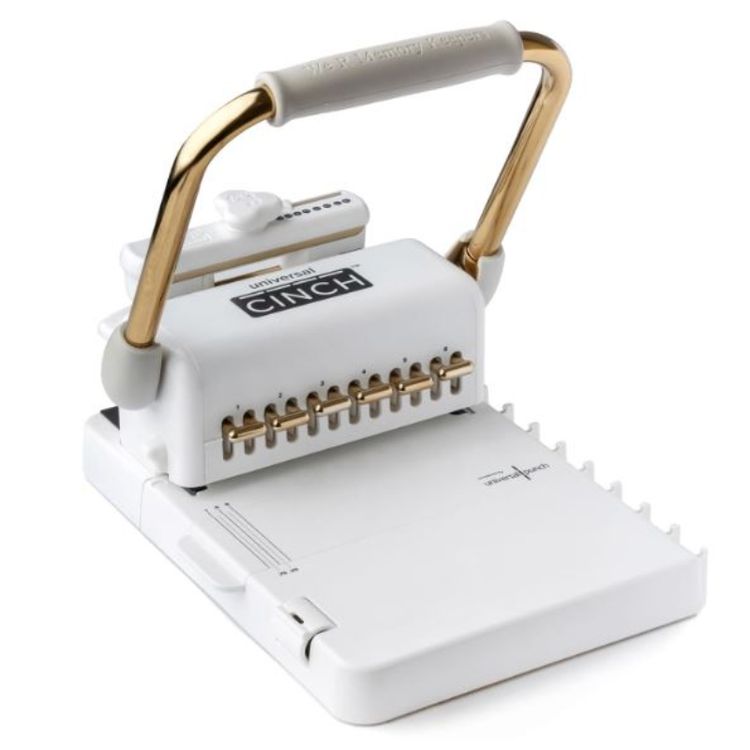 
	Versatilidad excepcional: compatible con 20 tipos de encuadernación diferentes, proporcionando la máxima flexibilidad para sus proyectos creativos
	GUÍA DE CALIBRACIÓN: Incluye una guía precisa para medir la cantidad de papel adecuada para cada tamaño de encuadernación, eliminando cualquier incertidumbre
	Regla de centro: permite un espaciado uniforme de los cables para encuadernaciones nítidas y profesionales, especialmente diseñadas para los hilos de la marca Cinch
	DISEÑO ELEGANTE: Máquina de encuadernación en blanco y dorado con mango ergonómico y construcción robusta para un uso duradero
	KIT COMPLETO: Incluye la herramienta principal, pinzas de corte, guías de calibración y centrado, y una práctica bolsa de almacenamiento.

