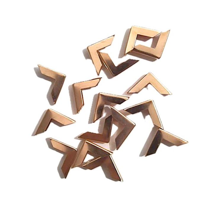 Esquineros de metal color Rose gold , especiales para cubrir las esquinas de tus proyectos de encuadernacion y cartonaje. Pack x 25 unidades.
