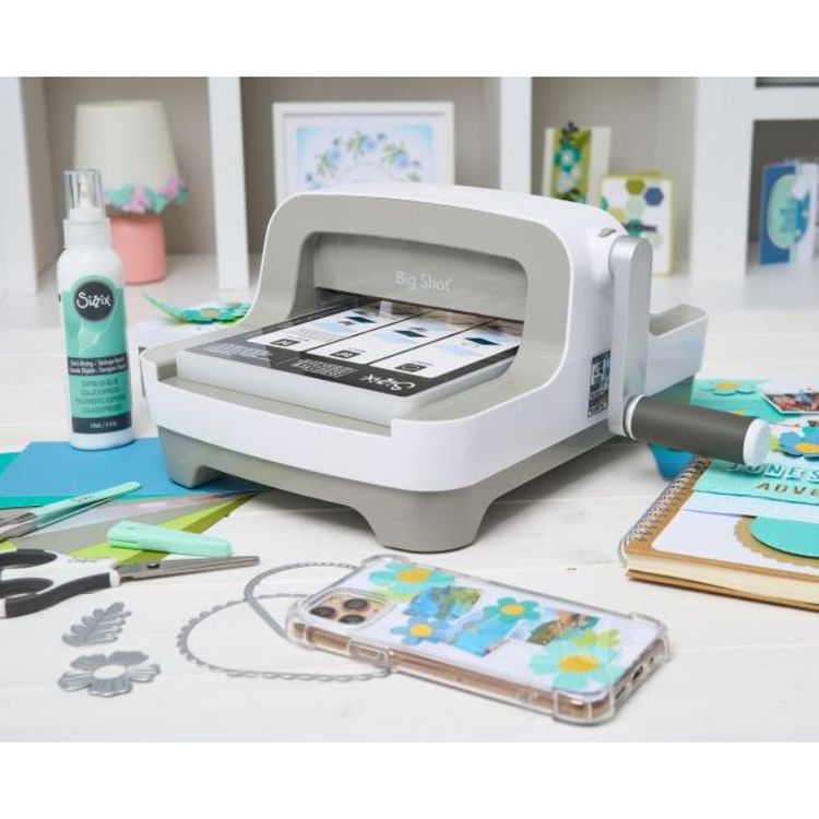 La máquina Big Shot de Sizzix es la herramienta perfecta para una amplia gama de actividades creativas.  Puedes hacer trabajos en alto relieve y cortar una diversidad de materiales ( Cartulina , tela, foami, corcho, etc.).

 Contiene 1 máquina Big Shot, 1 plataforma, 1 adaptador de matriz fina y 1 par de almohadillas de corte estándar.
