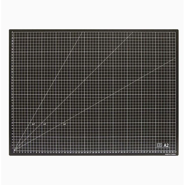 Una base de corte es la principal herramienta para un escrapero o crafter. Sirve, no solo para cortar con el cúter sin dañar la mesa, sino que la usamos como zona de trabajo para evitar manchar y dañar la mesa. 

Tamaño: A2 (57x42cm)
