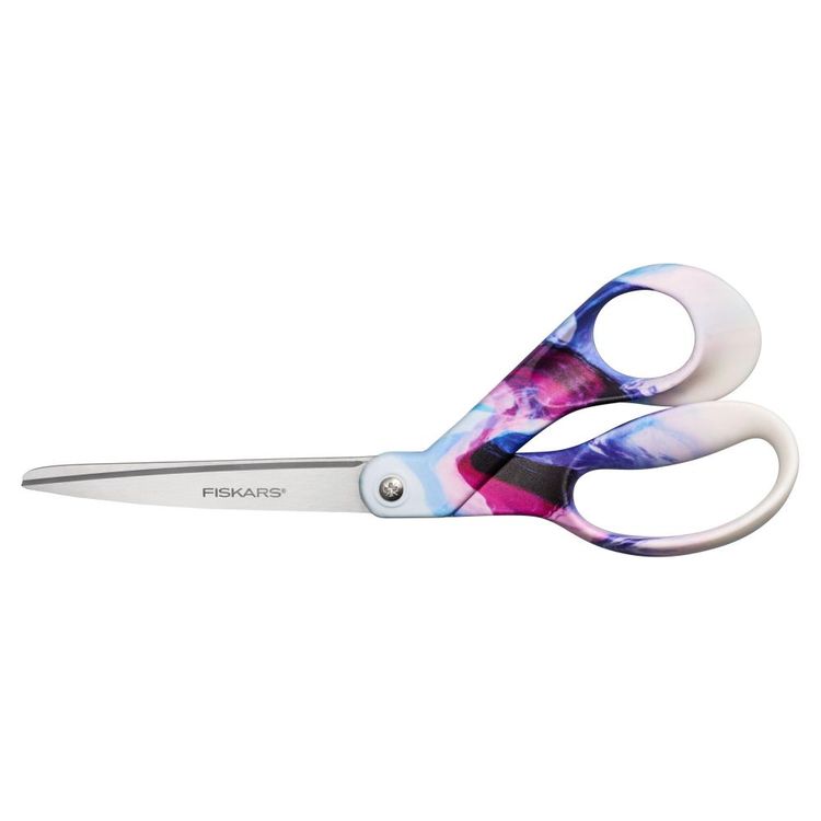 Las tijeras Morph de Fiskars ofrecen un rendimiento superior y una comodidad ergonómica única en las tijeras Fiskars. Las hojas de acero inoxidable mejoradas con titanio se mantienen afiladas a través del uso intensivo y cuentan con un revestimiento de hoja antiadherente, lo que les permite cortar limpiamente materiales con adhesivos pegajosos. El diseño curvo del mango de estas tijeras permite mantener los materiales planos para cortes precisos en todo momento. El colorido mango de doble bucle ofrece un excelente control para usuarios diestros y zurdos, mientras que los puntos de contacto Softgrip ayudan a reducir la fatiga de la mano para un uso prolongado.
