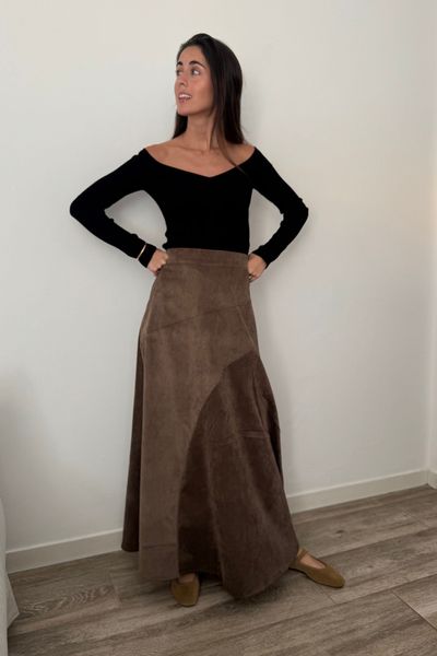 Falda de baby corduroy con corte en A

Nuestra falda en baby corduroy es la prenda versátil que no puede faltar en tu clóset. Confeccionada en un tejido suave y ligero, tiene un corte en A que estiliza y aporta comodidad en cada movimiento.

Talla única: se adapta hasta la talla L

Ajuste perfecto: cuenta con elástico en la parte trasera y cierre lateral

Diseño pensado en ti: llega hasta los 130 cm de cintura, ideal para diferentes tipos de cuerpo

Detalle funcional: corte frontal que le da movimiento y un look moderno

Combínala fácilmente con botas para un estilo más chic o con zapatillas para un look relajado y urbano. Una pieza atemporal y fácil de usar que te acompañará en todas las temporadas.

 

 

