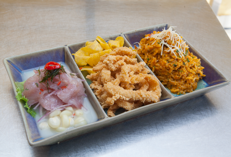CEVICHE DE PESCADO ACOMPAÑADO DE ARROZ CON MARISCOS Y CRUJIENTES CHICHARRONES DE POTA
