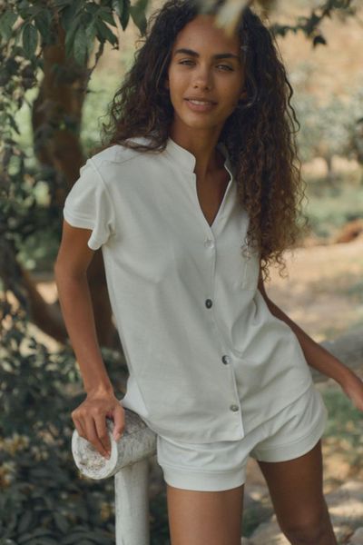 Delicada, fresca y luminosa. 
Confeccionada en el algodón pima más suave y ligero, su tono perla y el cuello chino le dan ese toque de elegancia sutil que amamos.
Tan cómoda y linda, que se volverá una de tus favoritas. 

La modelo usa talla S.
