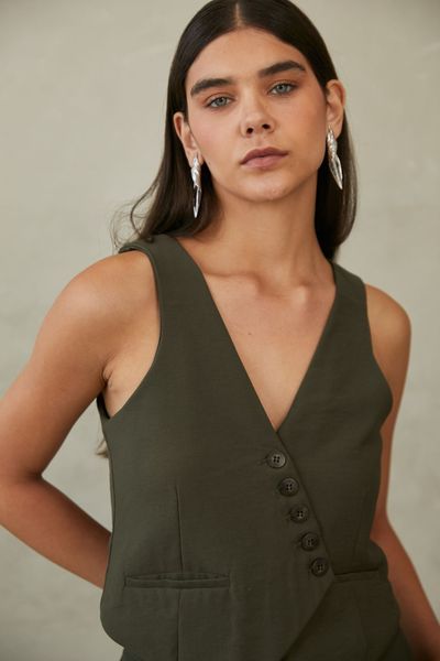 Confeccionado con una suave mezcla de algodón y poliéster. Su tela ofrece una ligera elasticidad y flexibilidad, adaptándose con gracia a tus movimientos sin sentirse rígida ni ajustada. Gracias a su textura ligera y respirable, es ideal para usar todo el día en cualquier estación. 


 

Este chaleco es perfecto tanto para salidas casuales como para noches relajadas. Para conservar su calidad, se recomienda lavarlo en ciclo delicado con agua fría. Al secarlo, utiliza aire frío o déjalo secar al natural para mantener su forma y suavidad originales.

 

Esta prenda es muy delicada. Para evitar enganches, evita superficies ásperas y ten cuidado al usar joyas o carteras. Como las prendas tejidas pueden estirarse al colgarlas, se recomienda guardarlas dobladas.
TALLA S
Largo 55
Busto 82
Cintura 78
TALLA M
Largo 55
Busto 84
Cintura 80
TALLA L
Largo 55
Busto 86
Cintura 82

